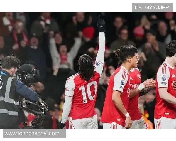 巴黎圣日耳曼大胜阿森纳帽子戏法引发争议判罚全场沸腾